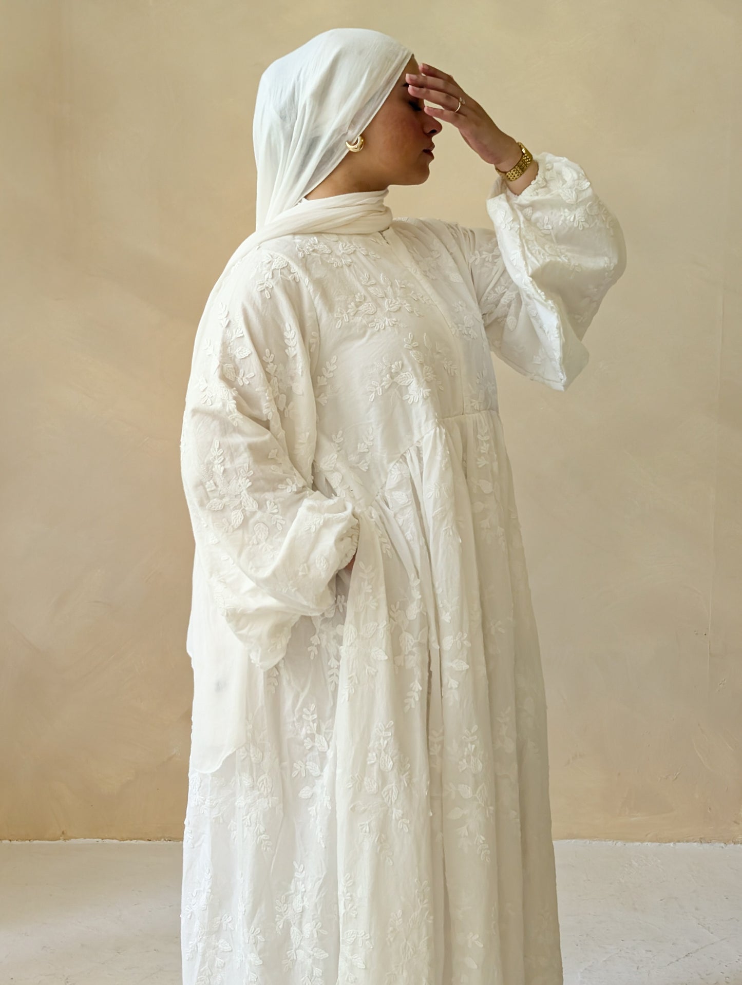 Luna Abaya- White Vines